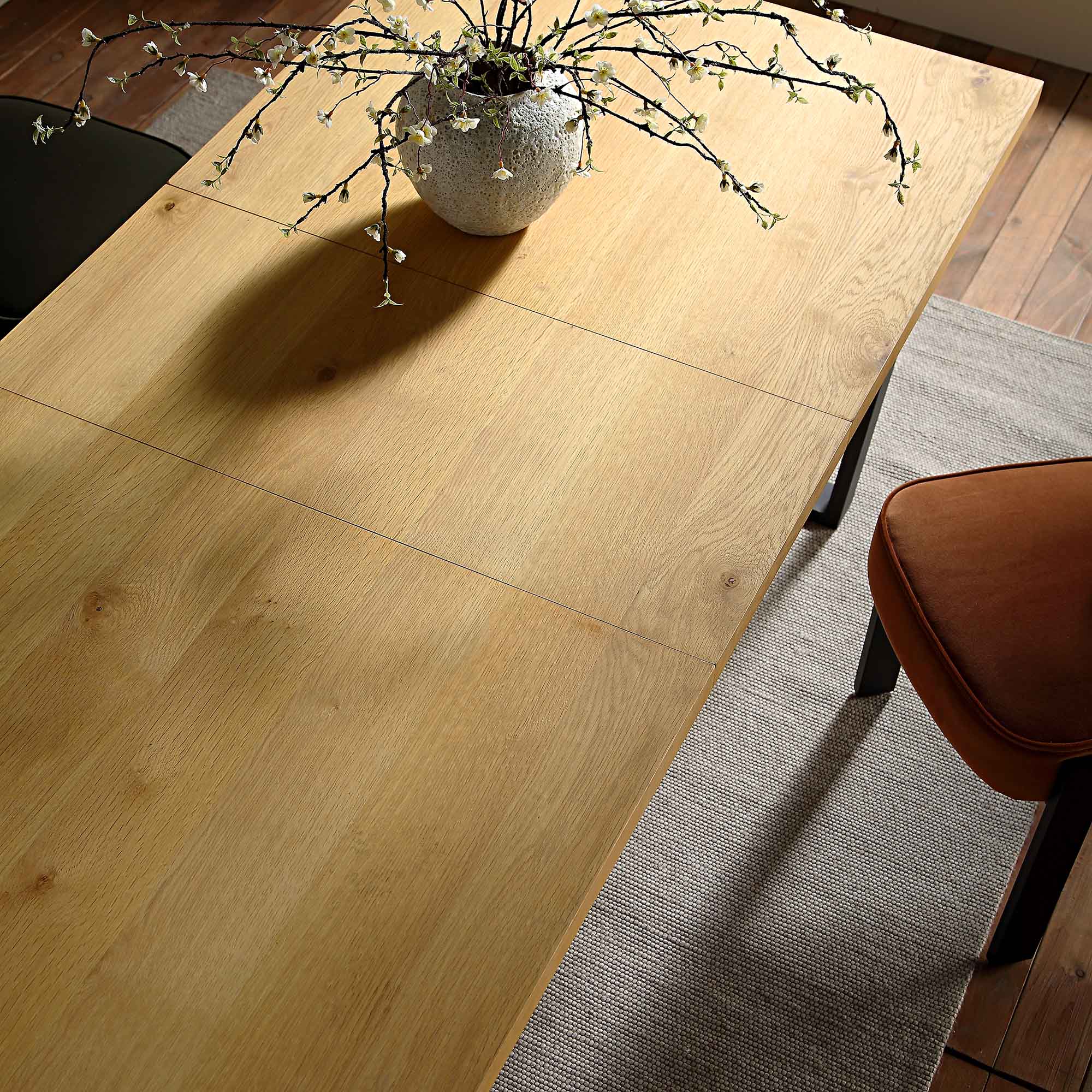 BERN 6-8 Seater Oak Extending Dining Table with Metal Legs - Image 4