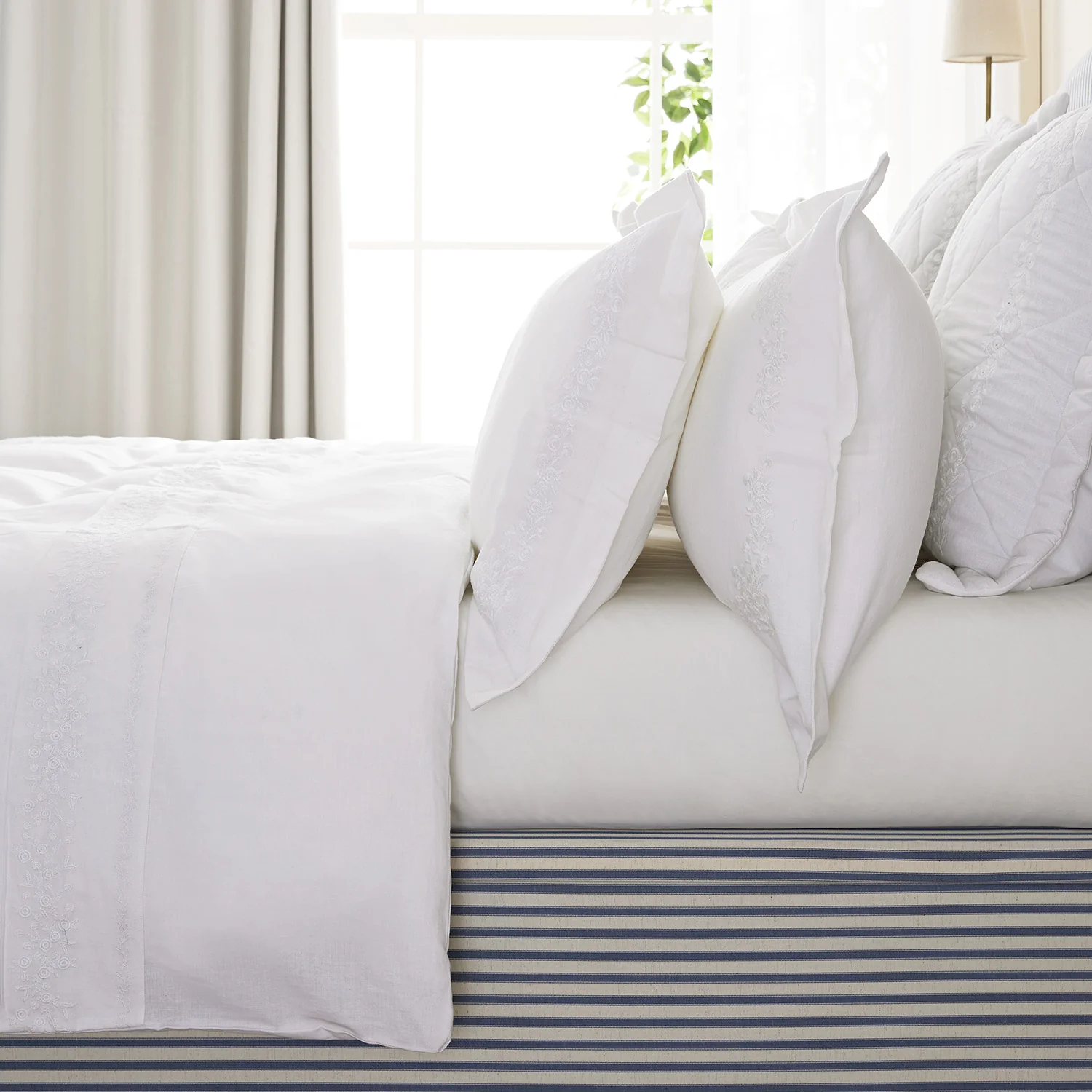 Esmeralda White Floral Embroidered Linen Blend Duvet Set - Image 4