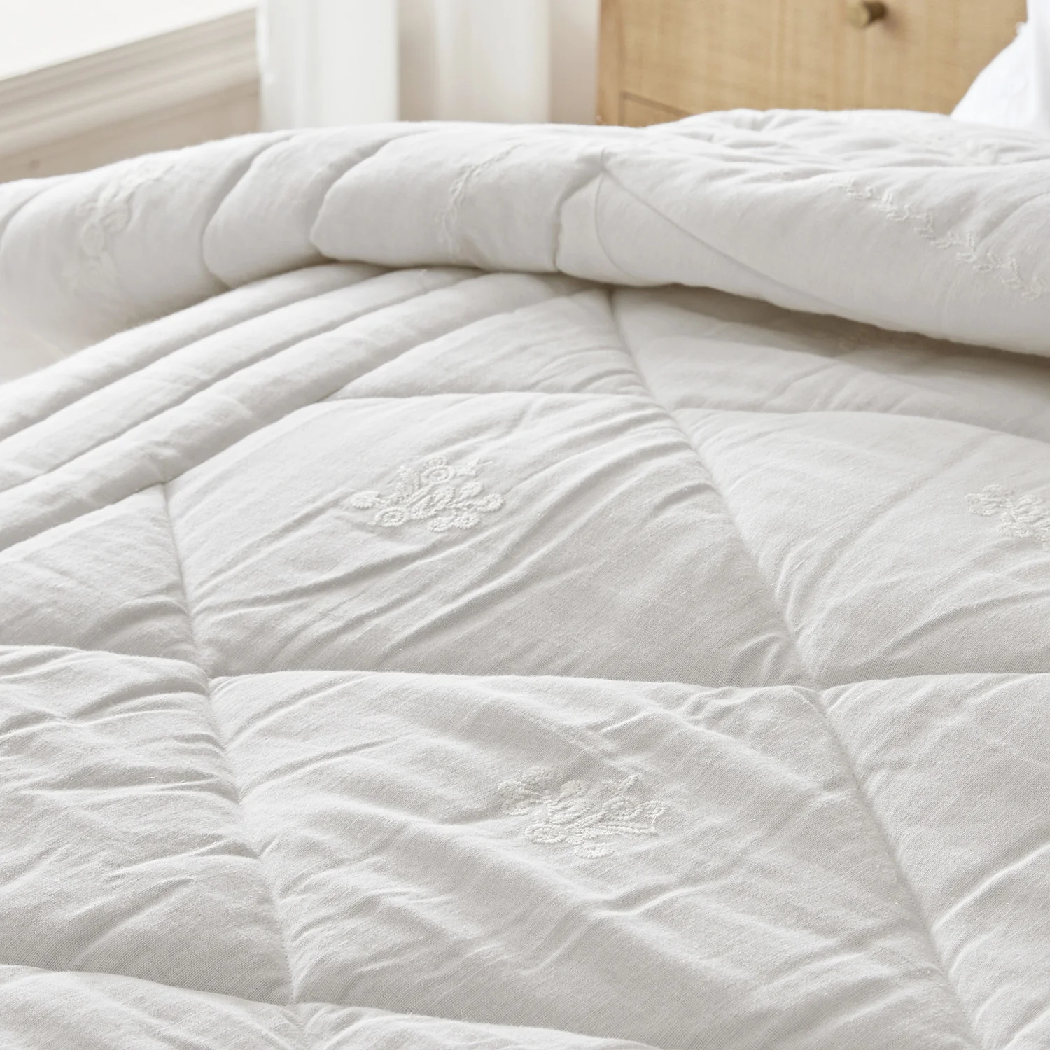 Esmeralda White Floral Embroidered Quilted Linen Blend Bedspread - Image 5