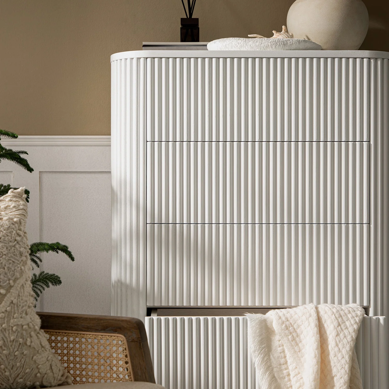 Maru Chest of 5 Drawers, Washed White - Image 4