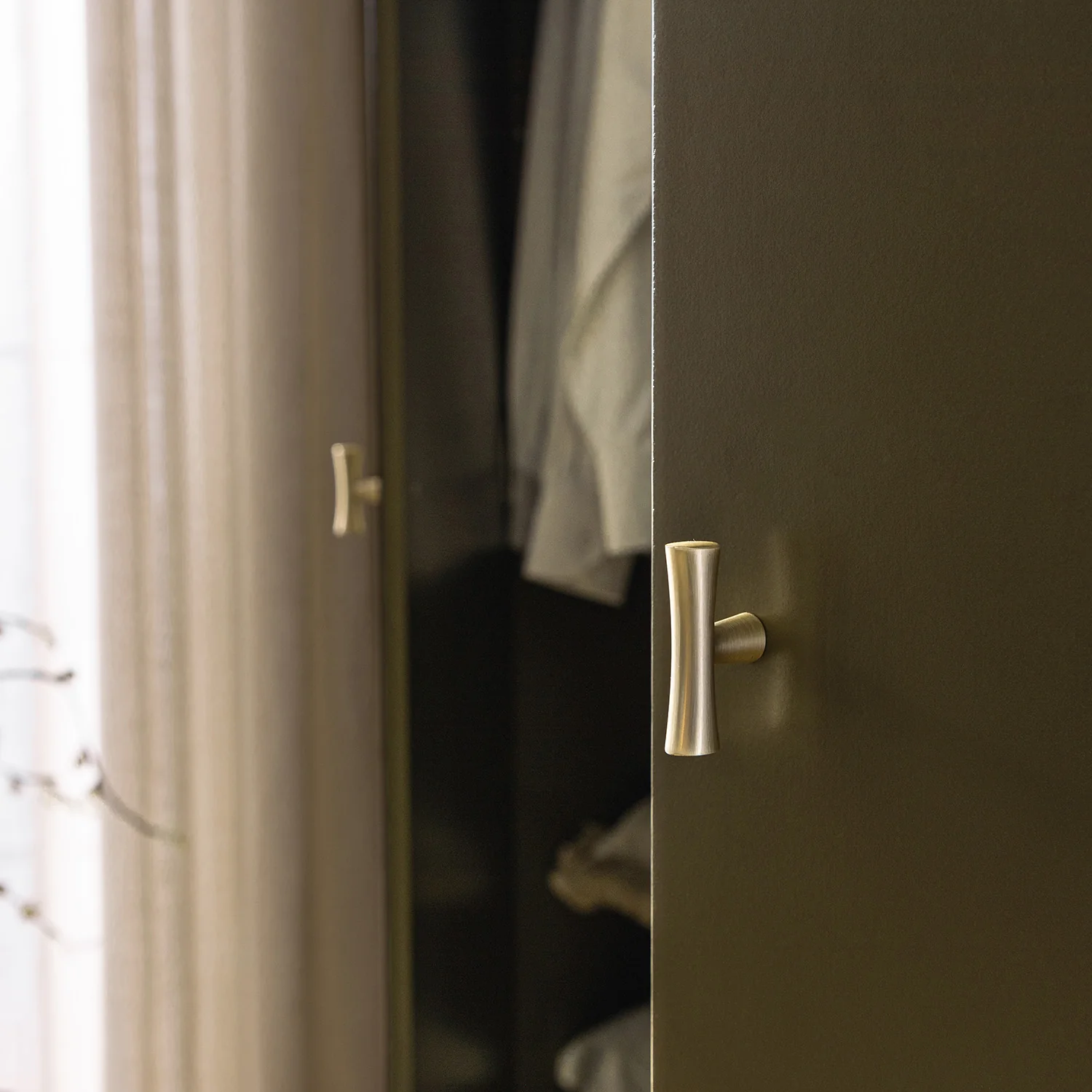 Oakham Triple Wardrobe, Olive Grove - Image 5